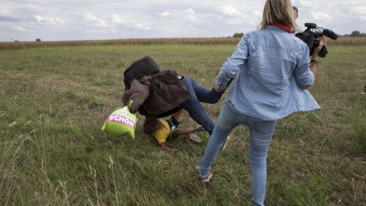 jurnalista ungara care a lovit si a pus piedica unor migranti da in judecata facebook
