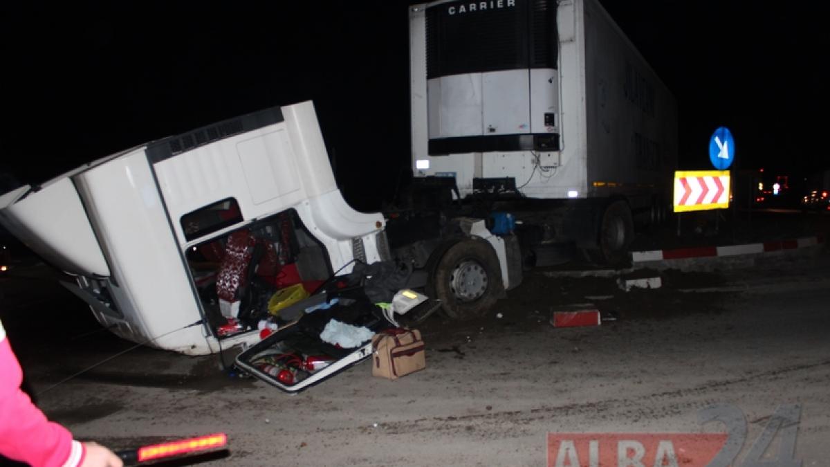accident pe dn1 un tir s a urcat pe un sens giratoriu doua persoane ranite