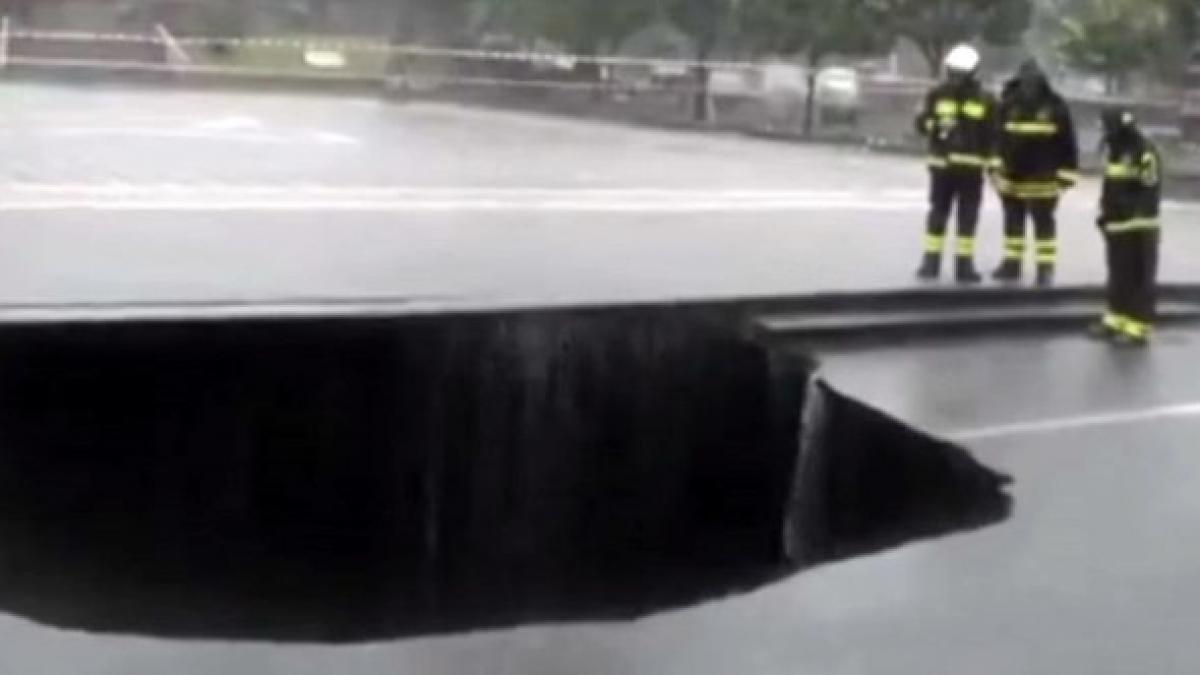 video o masina parcata este inghitita de pamant in sicilia