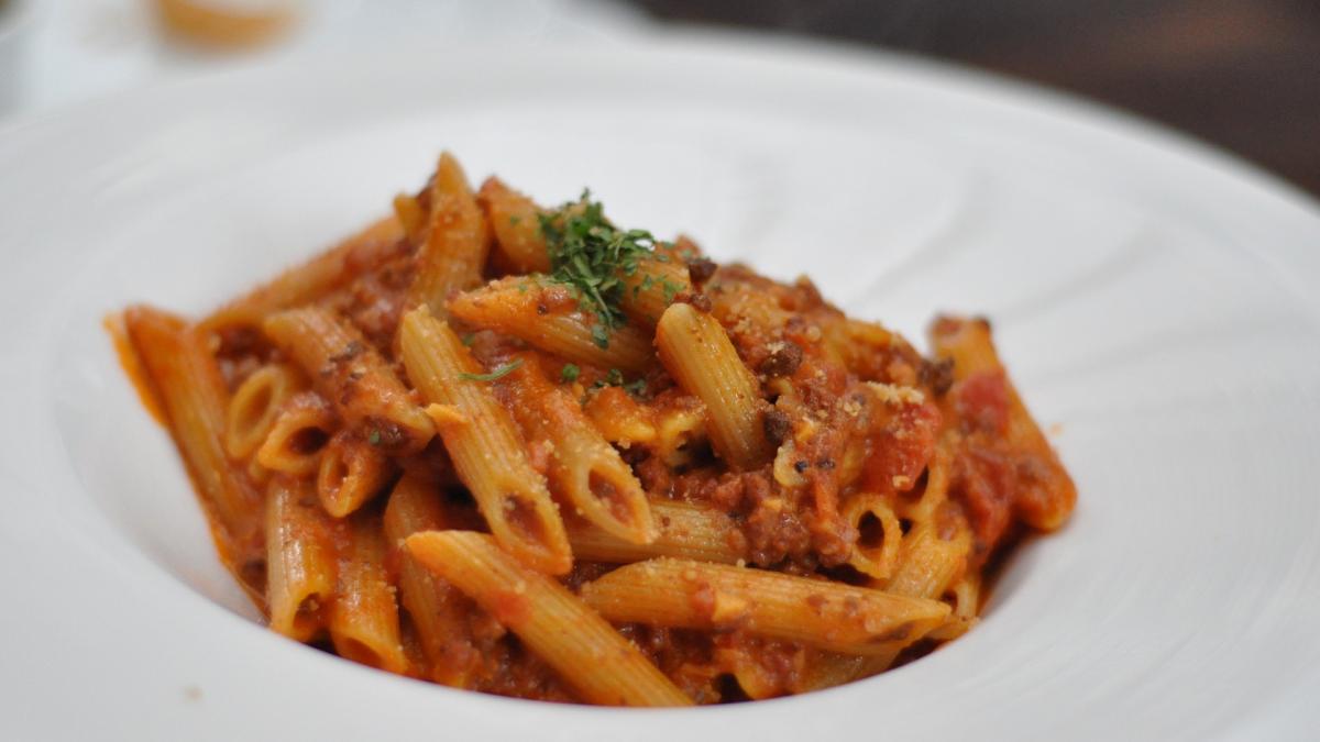 Rețeta zilei: Penne cu anșoa și roșii