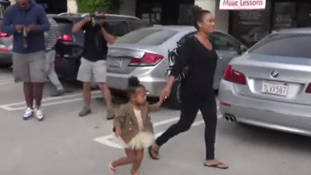 VIDEO - Care este legătura dintre balerinii fiicei cuplului Kim Kardashian / Kanye West şi PIB-ul României