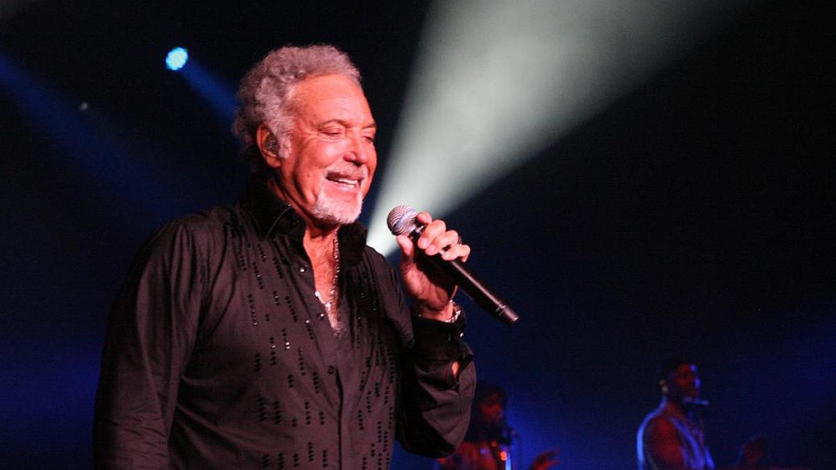 Tom Jones intenţionează să îşi facă teste ADN pentru a vedea dacă are strămoşi de culoare 