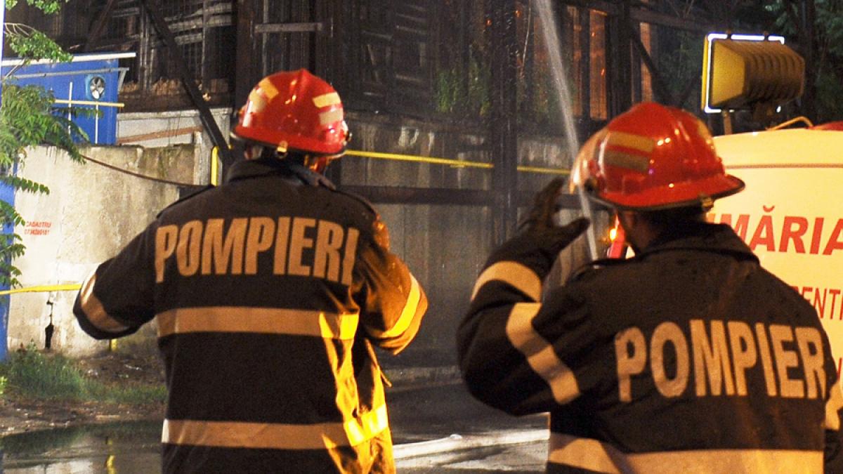 Incendiu într-un bloc din centrul Bucureştiului, în Piaţa Romană. Trei persoane au ajuns la spital