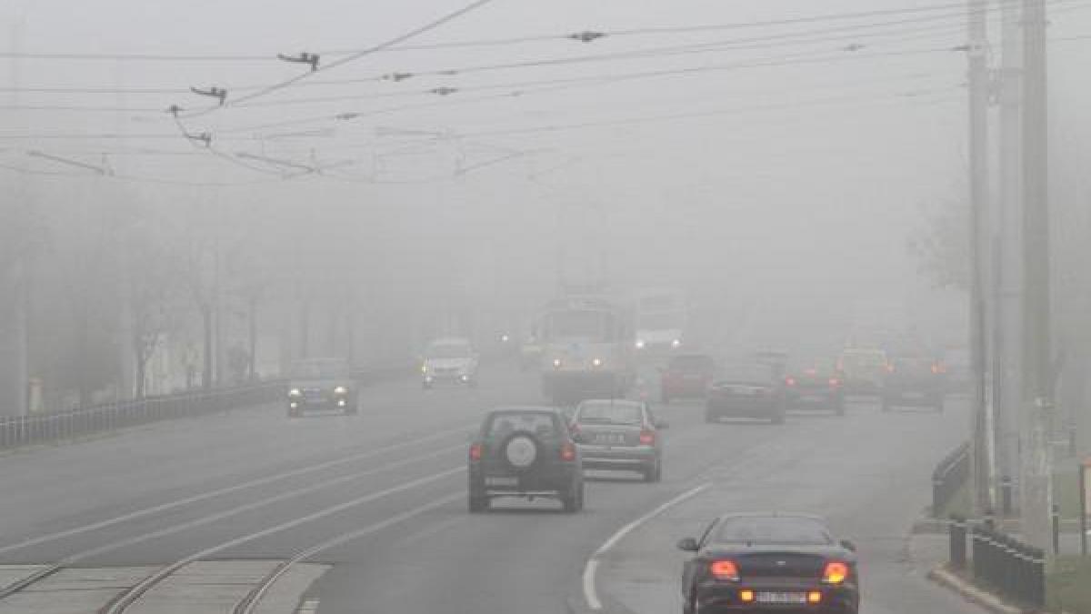 INFOTRAFIC. În Bucureşti şi mai multe zone ale ţării, traficul rutier se desfăşoară în condiţii de ceaţă 