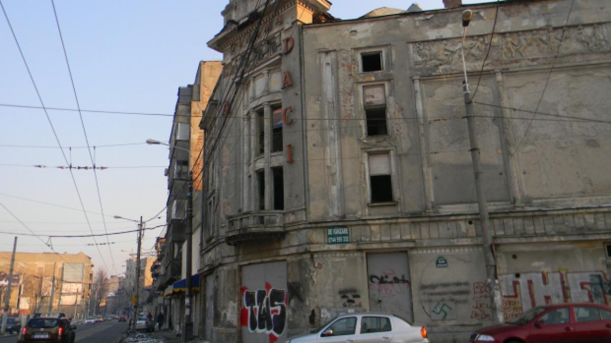 La Cinema Dacia se proiectează filme pe zidurile exterioare