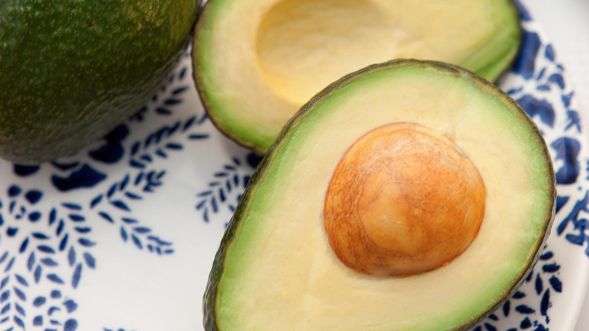 Hidratarea părului cu avocado. Prepară-ți cea mai eficientă mască naturală