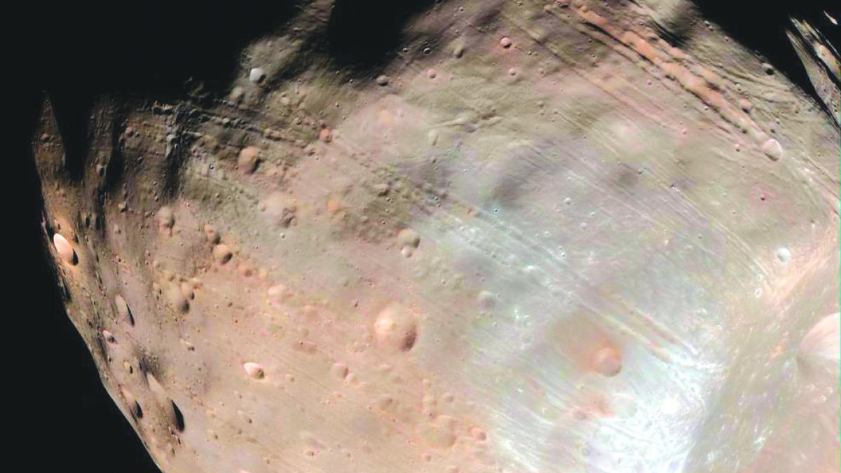 Satelit al lui Marte, în curs de dezintegrare