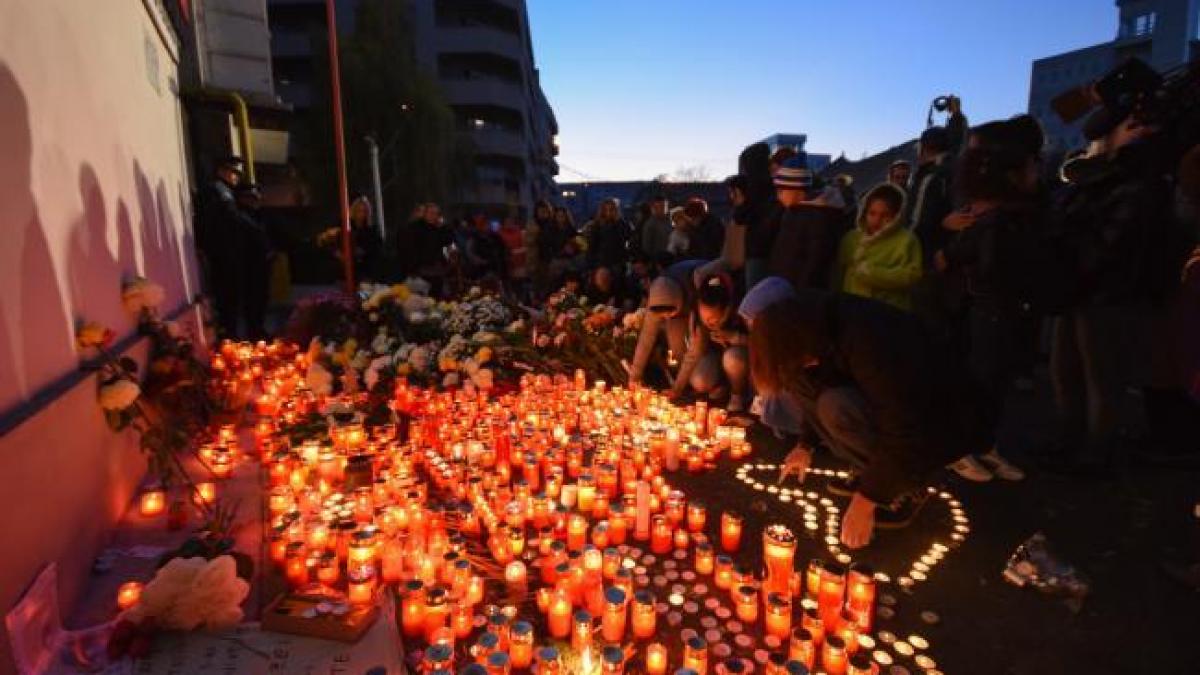 Victimele din Club Colectiv, comemorate la Arenele Romane cu aplauze şi cântece rock