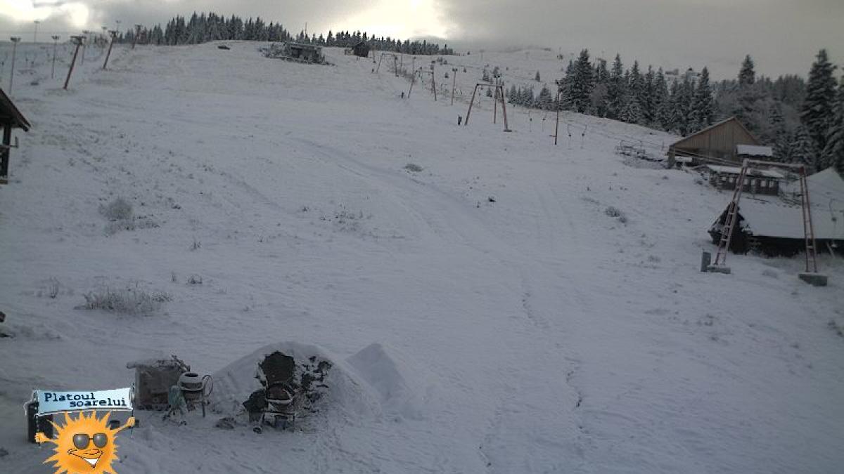 Strat de zăpadă de doi centimetri în Pasul Tihuţa. Vezi IMAGINI LIVE