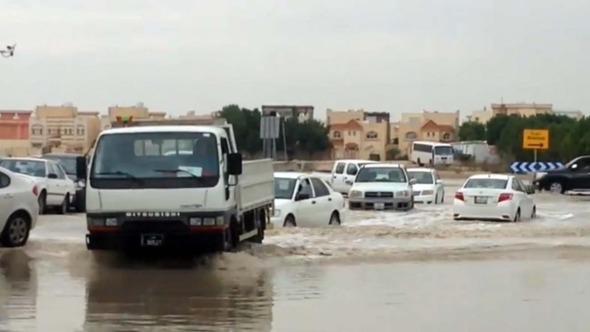 video ploi abundente in arabia saudita strazi si sosele inundate