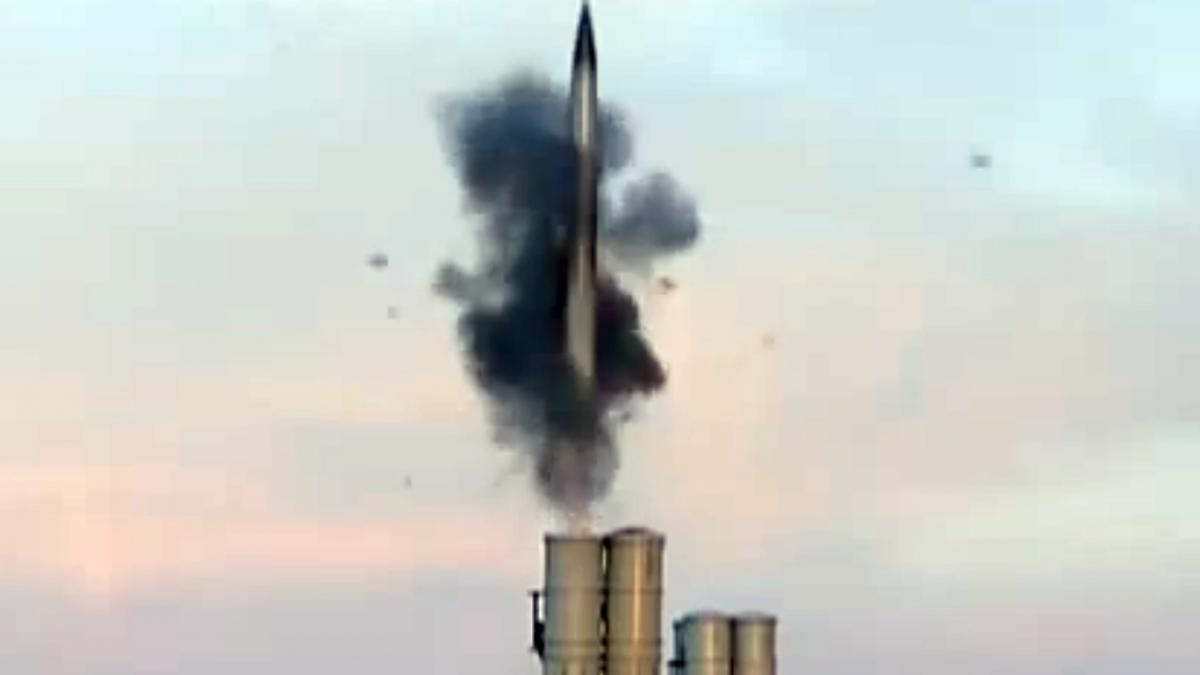 video rusii au dus baterii antiaeriene s 400 triumf la baza aeriana hmeimim din siria