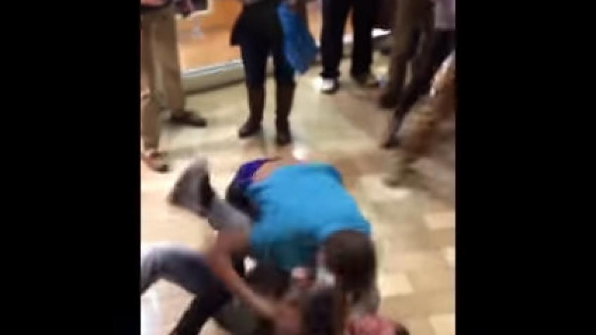 VIDEO: Pumni și palme de Black Friday într-un centru comercial