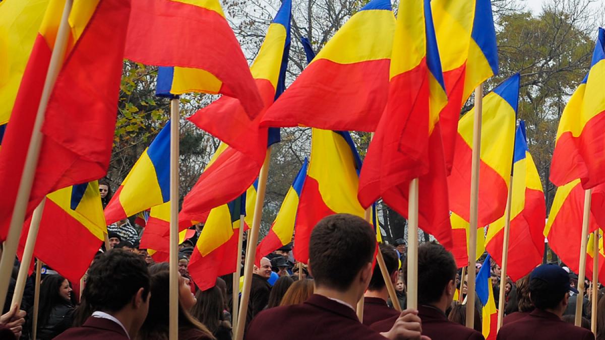 Covasna: Peste o mie de steaguri tricolore distribuite în campania 'Români pentru români' 