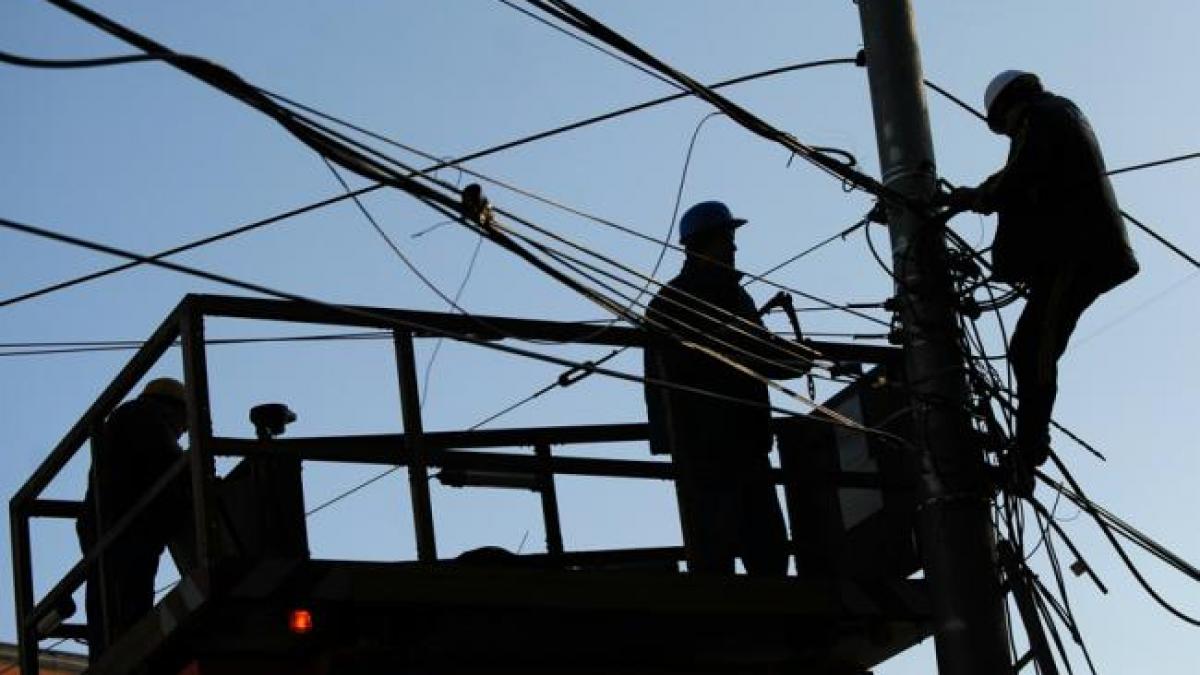 Vântul puternic a lăsat fără curent electric 10 localităţi din judeţul Suceava