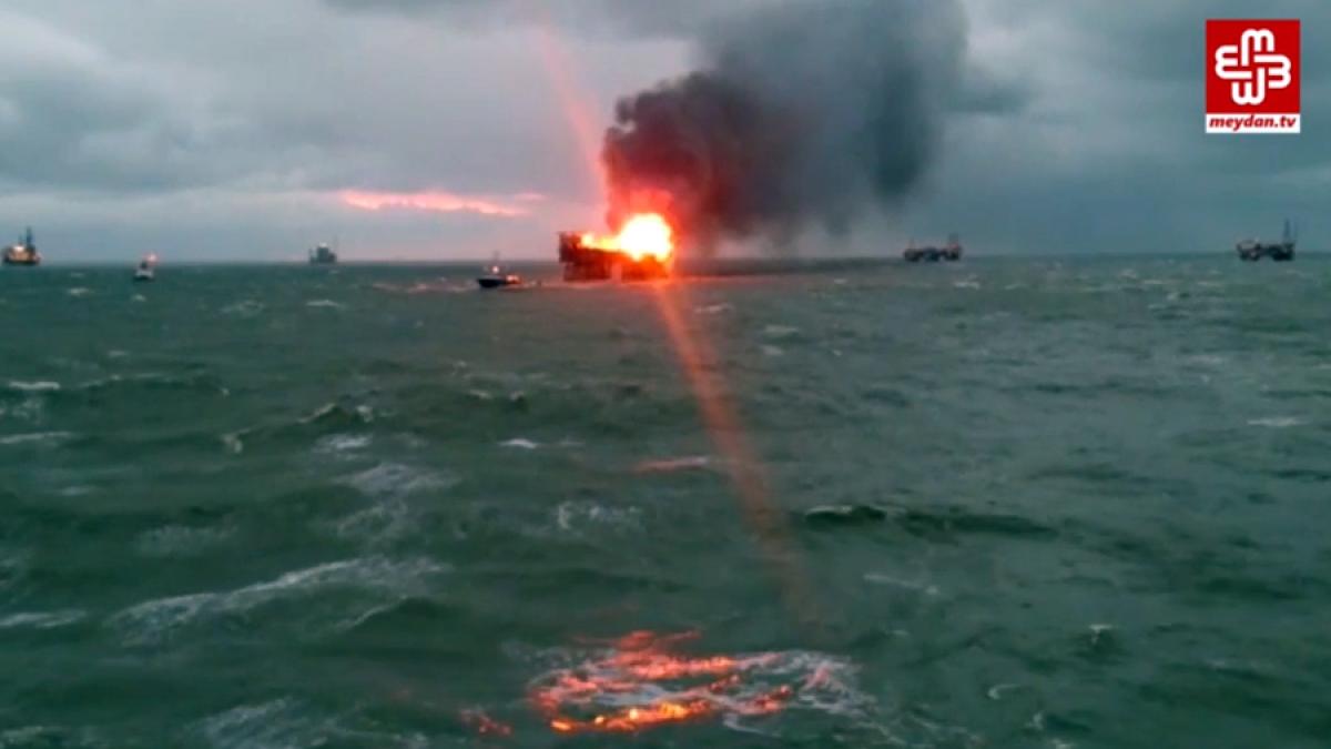 video cel putin 32 de morti in incendiul care a cuprins o platforma petroliera din marea caspica