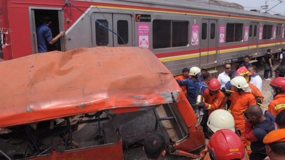 16 morţi după ce un microbuz a fost lovit de un tren