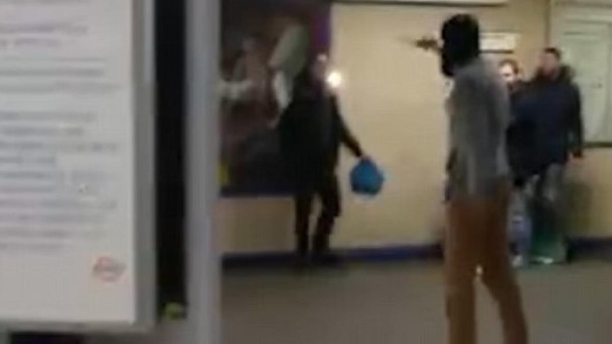 Incident terorist la metroul din Londra. Mai multe persoane rănite de un atacator