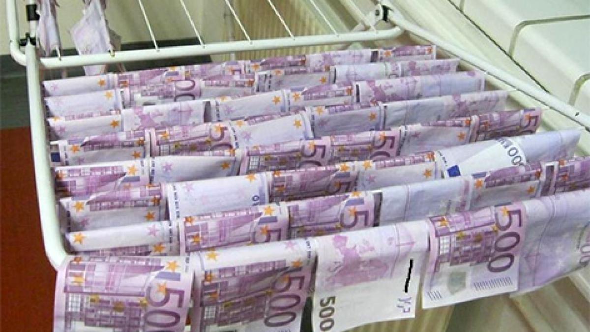 De ce pluteau 100.000 de euro în apele Dunării