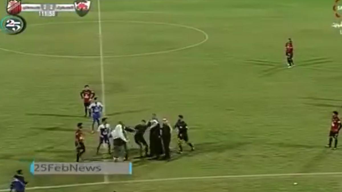 video un seic patron al uneia din echipe il loveste pe arbitru in timpul partidei de fotbal