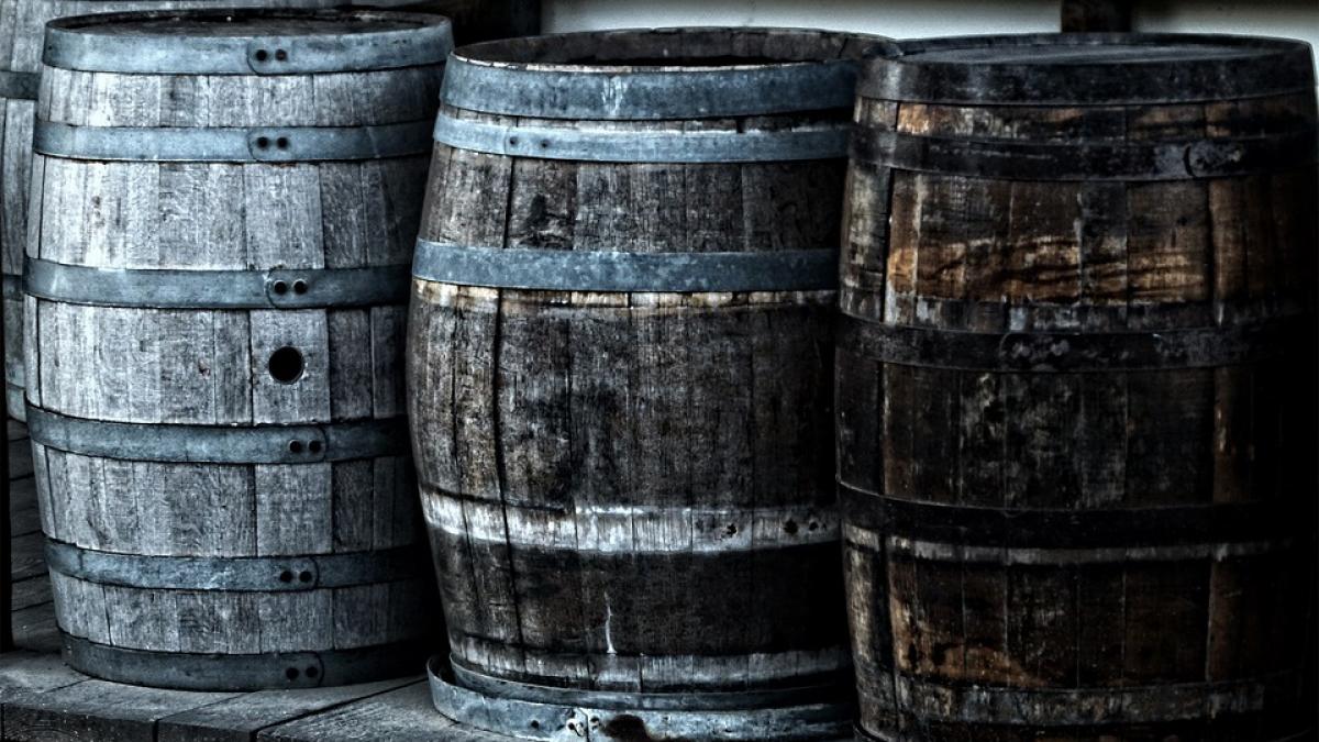 O tonă de alcool contrafăcut, confiscat în urma percheziţiilor; linie clandestină de fabricare şi îmbuteliere descoperită la Ilişeşti, judeţul Suceava