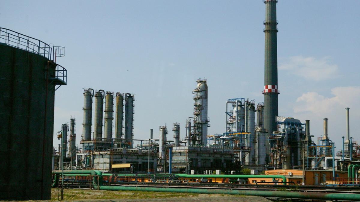 Fitch a plasat sub supraveghere, cu implicaţii negative, ratingul KMG International (fostul Rompetrol) 