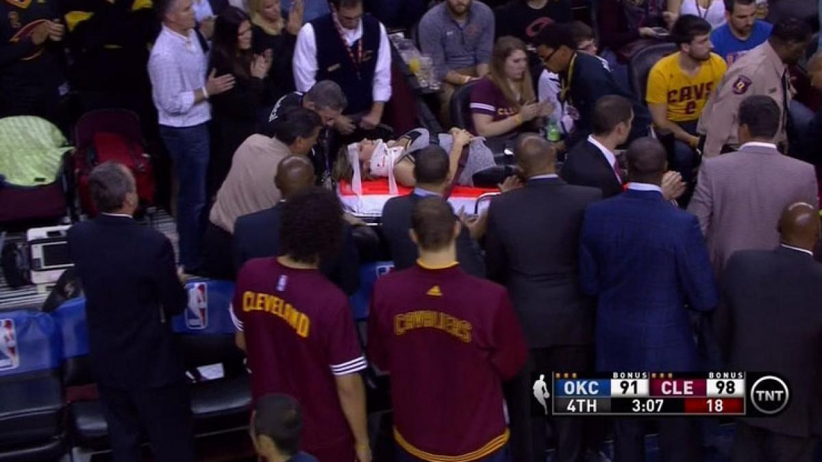 video baschetbalistul lebron james a cazut peste o spectatoare care a necesitat ingrijiri medicale