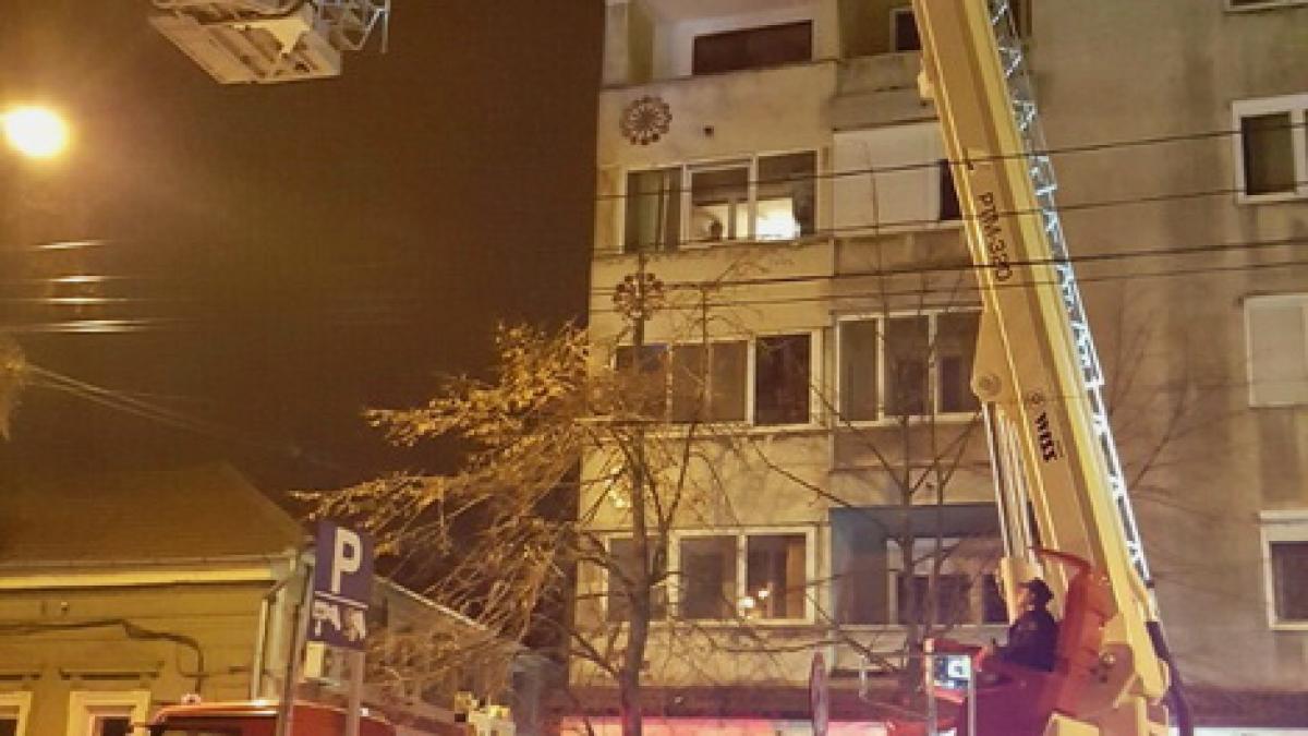 O orădeancă, de 270 de kg, a fost scoasă pe geam după ce i s-a făcut rău