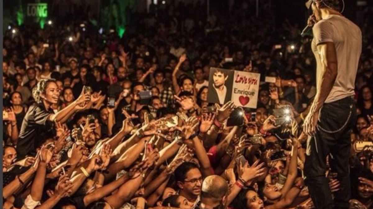 Organizatorii concertului lui Enrique Iglesias "ar trebui să fie biciuiţi". Cine şi de ce a spus acest lucru