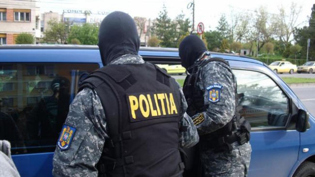 Percheziţii la o grupare care fura bunuri transportate în TIR-uri 
