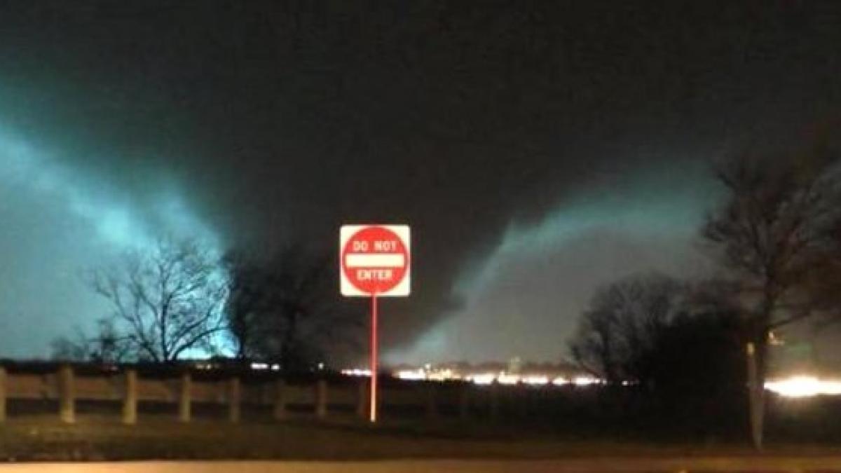 video sua se confrunta cu fenomene meteo extreme tornadele au facut peste 40 de victime