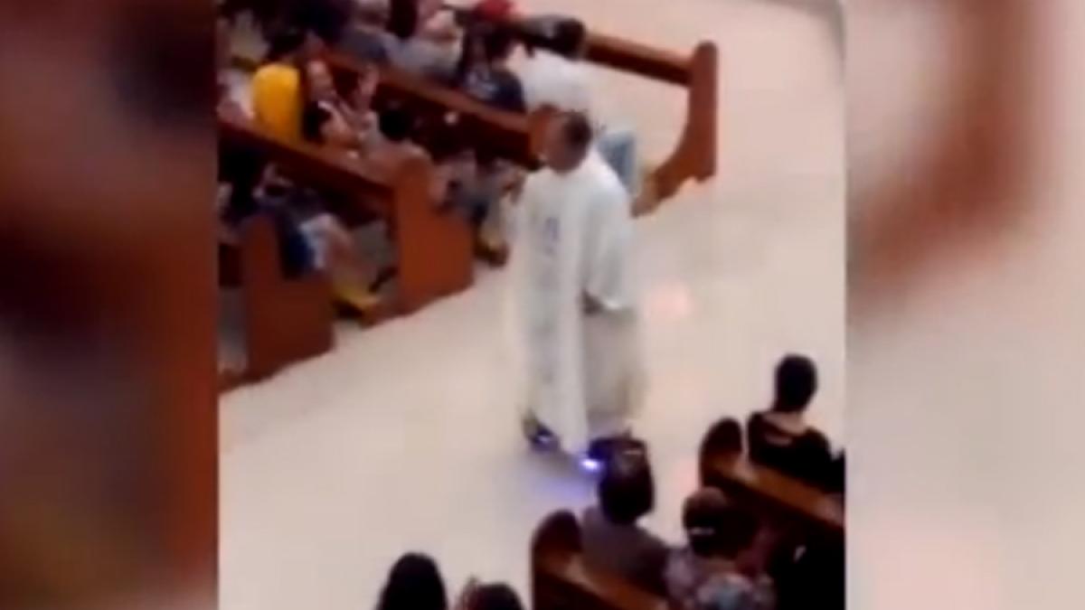 VIDEO -  Originalitatea unui preot catolic a fost sancţionată de superiorii lui