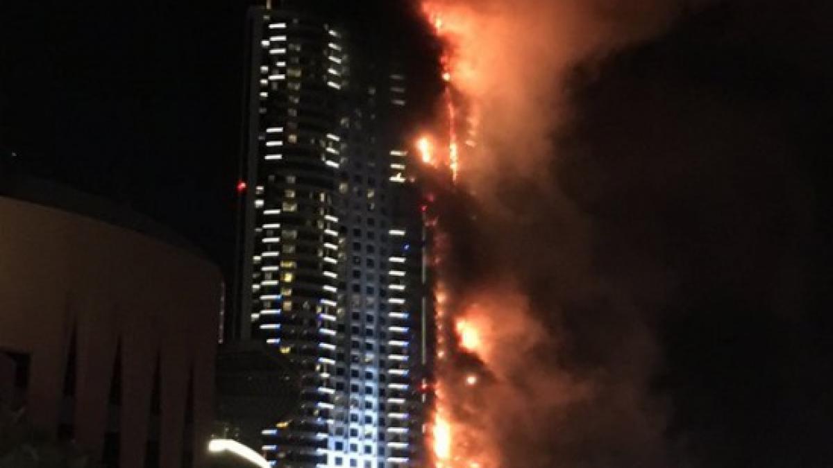 Un fotograf s-a atârnat în gol pentru a scăpa de incendiul uriaş de la hotelul de lux din Dubai