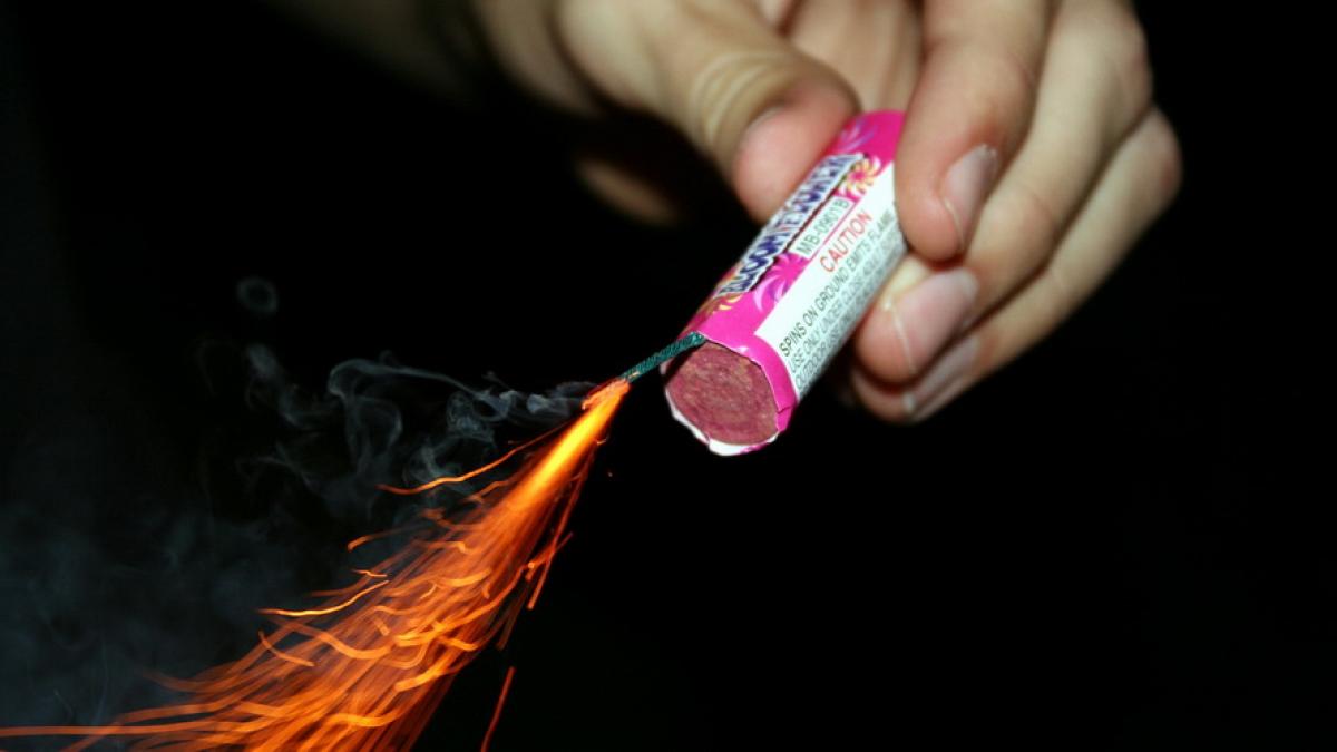 Prostia se plăteşte scump. Doi tineri riscă să-şi piardă vederea după ce au explodat câteva petarde