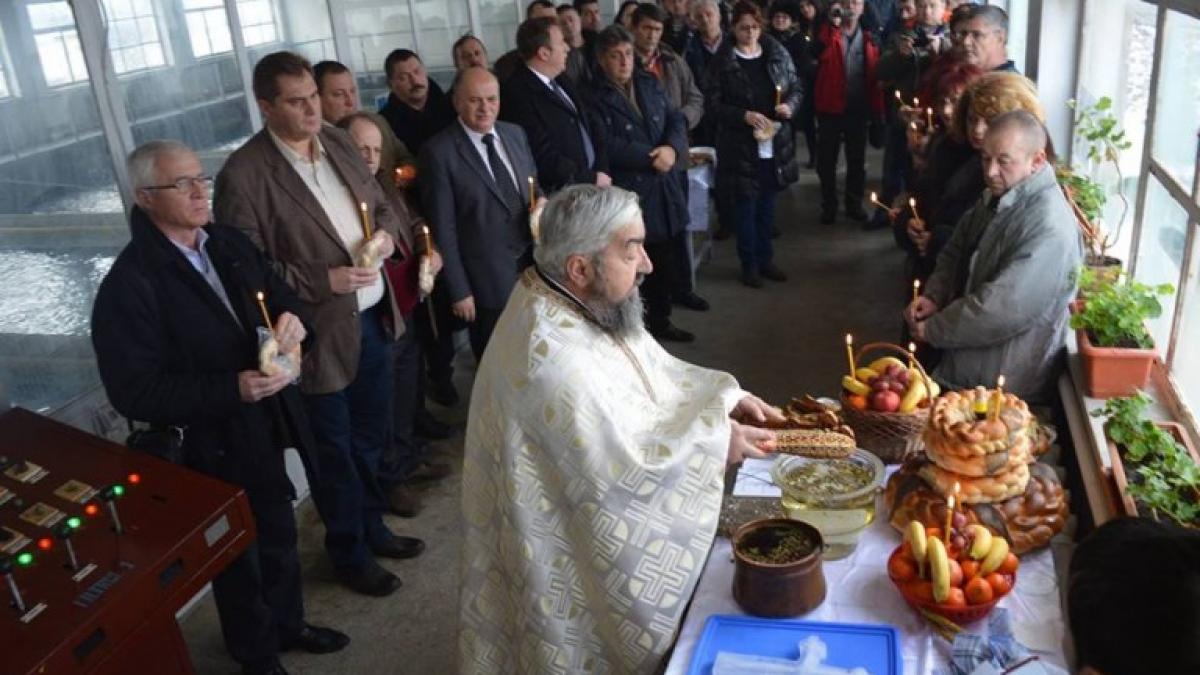 Nemţenii au la robinete apă sfinţită