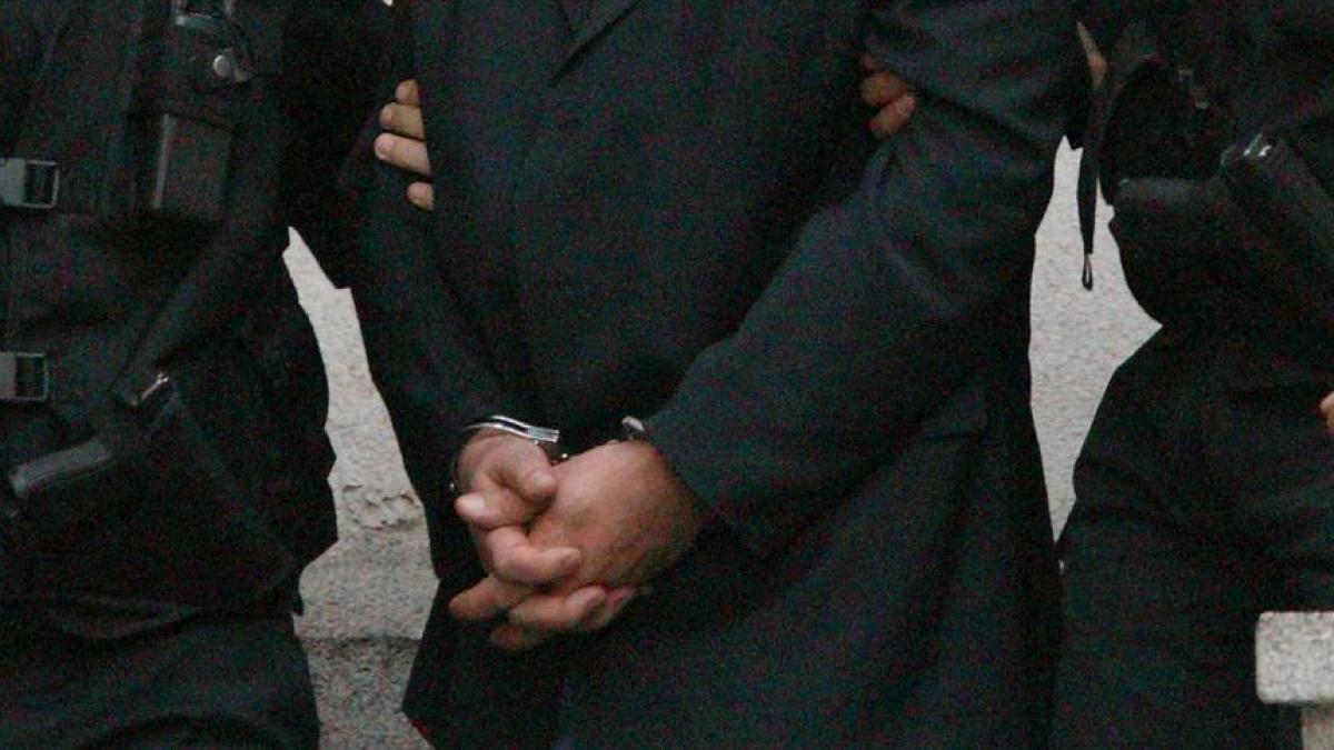 Trei persoane suspectate de trafic de minori, arestate preventiv