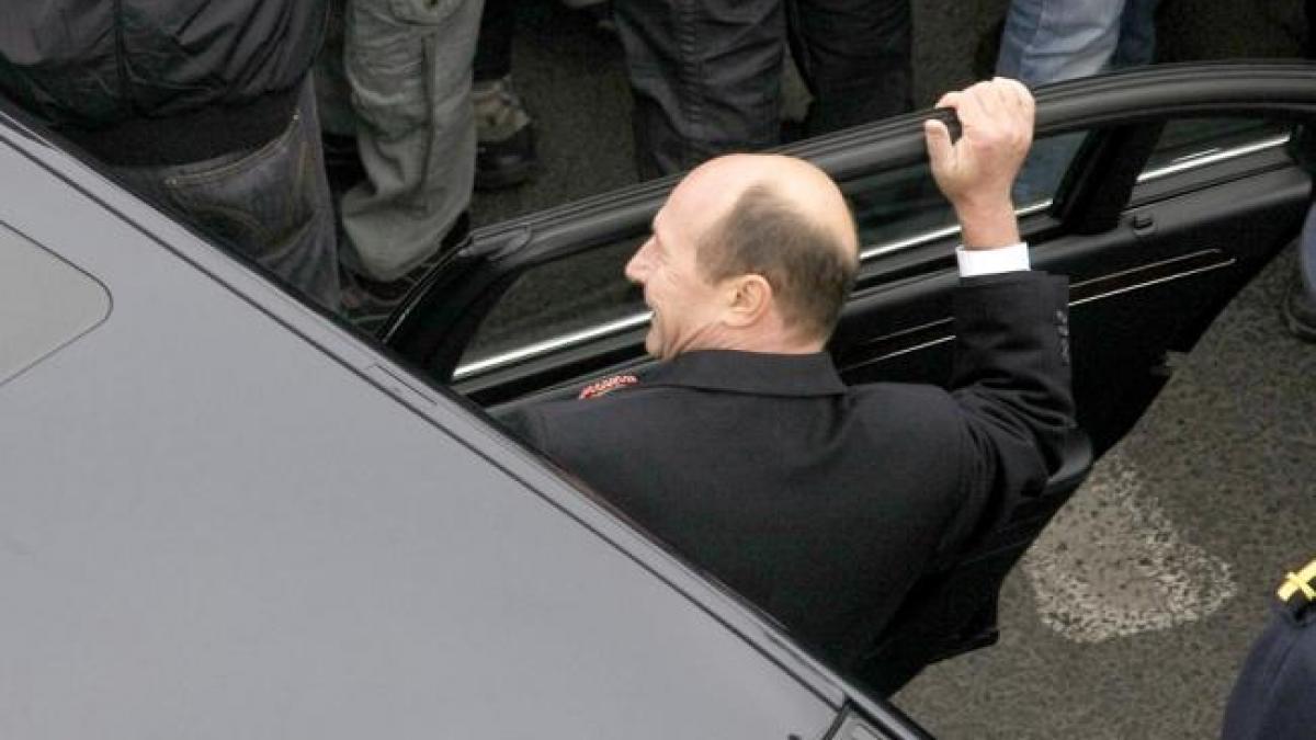 Imagini bombă! Traian Băsescu, surprins în trafic în drum spre Elena Udrea