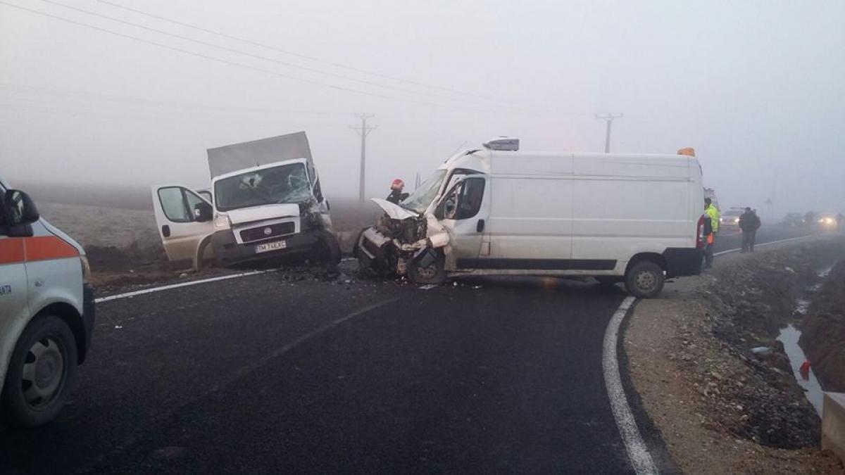 Accident in Timiş. Un microbuz a lovit o autoutilitară cu muncitori