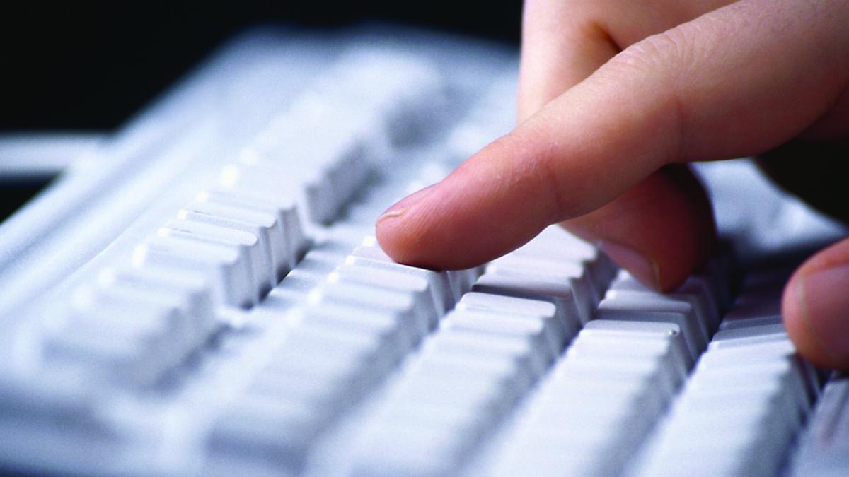 Abilitatea unui bugetar român: virusarea propriului calculator