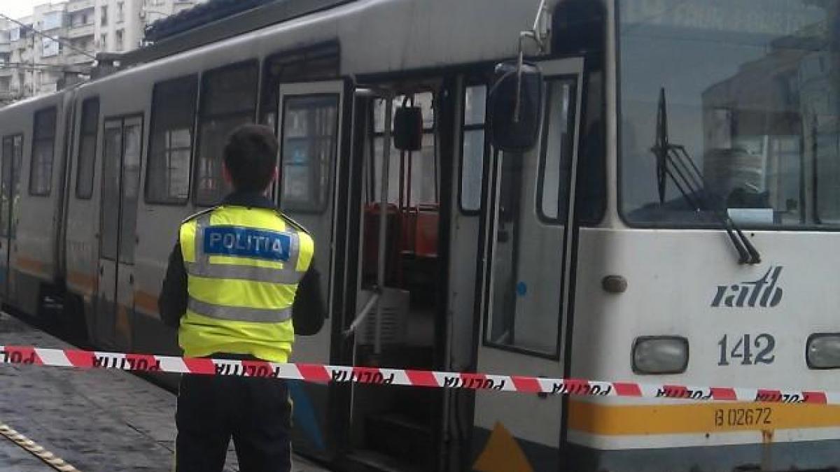 Accident grav în zona Piaţa Trapezului din Capitală. Un tramvai a lovit doi pietoni, iar unul a murit