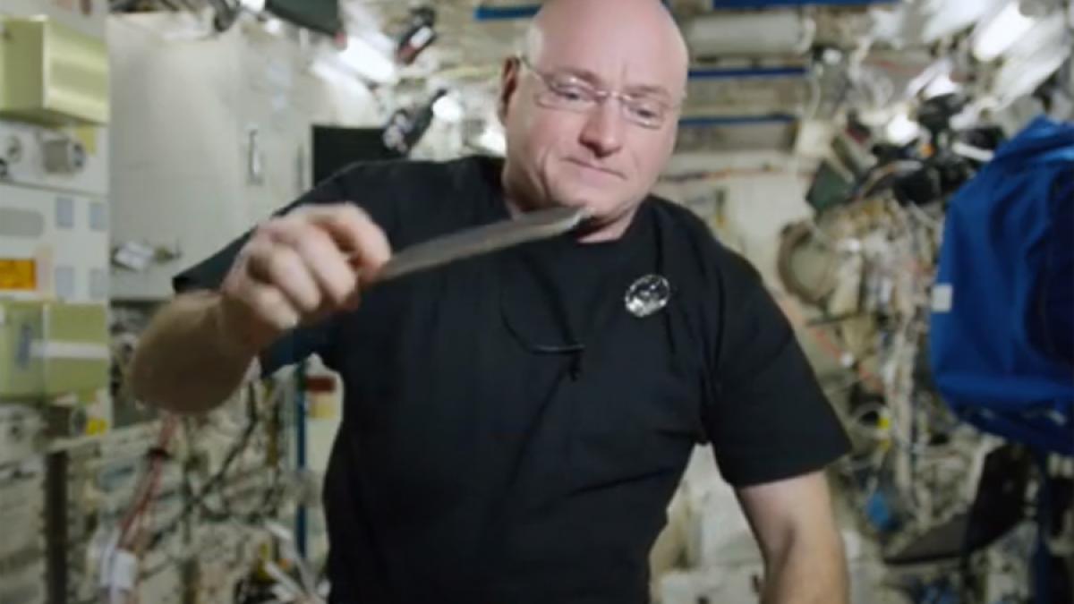 astronautul scott kelly ping pong pe statia spatiala cu o minge de apa