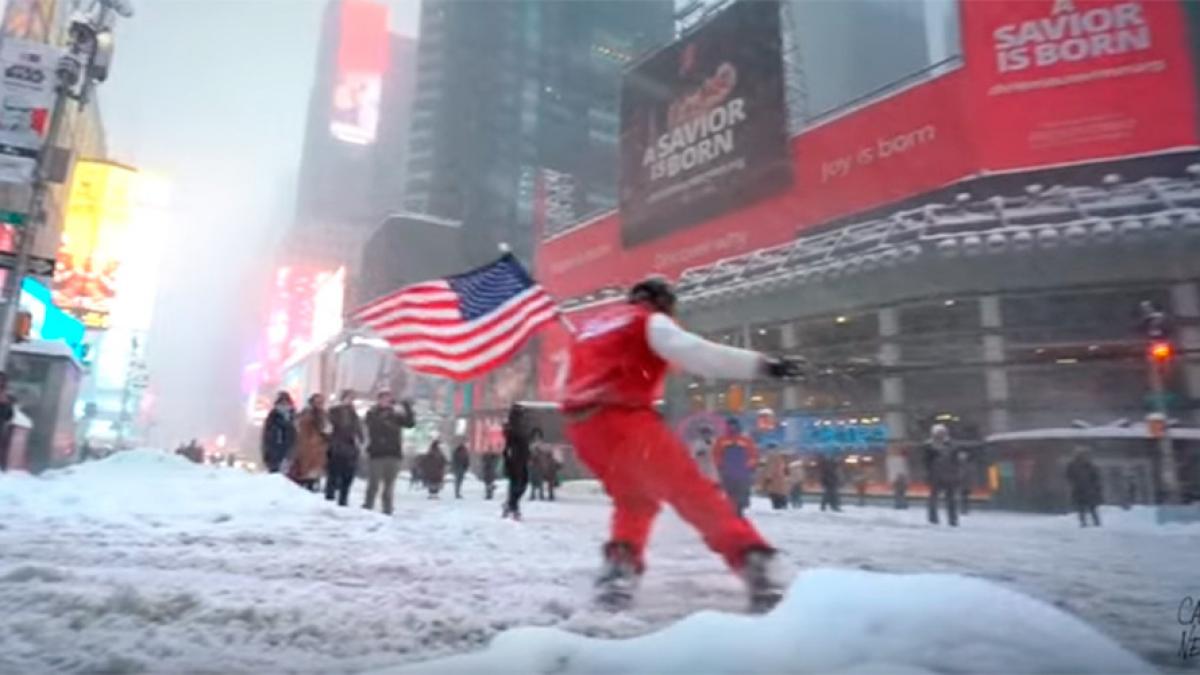 video cum a profitat un american de stratul gros de zapada de la new york