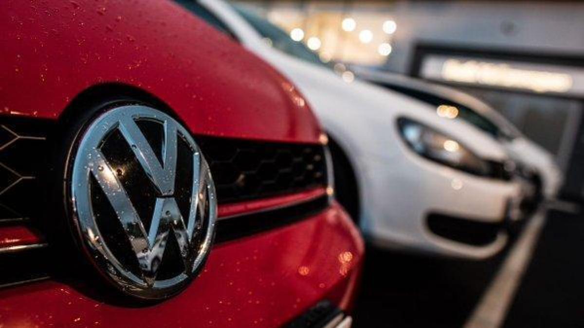 Germania. Volkswagen opreşte producţia la două fabrici