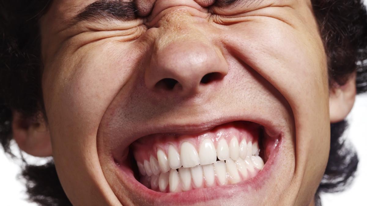 Obiceiul care strică dantura. Cum tratăm bruxismul?