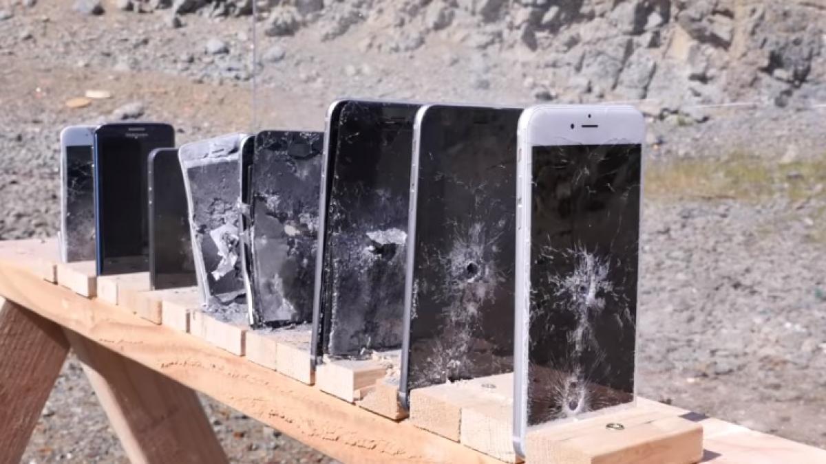 8 iPhone-uri ţin piept unui glonţ AK-74! Care sunt rezultatele