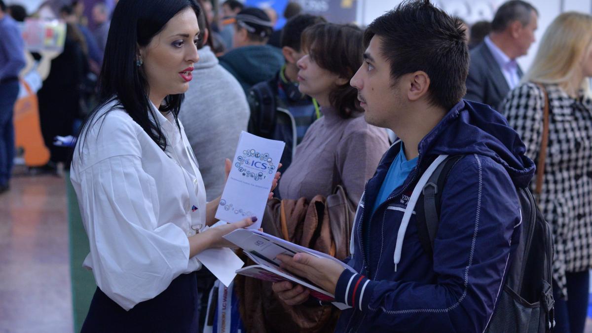 Salariul la angajare, dependent de „mami şi tati”