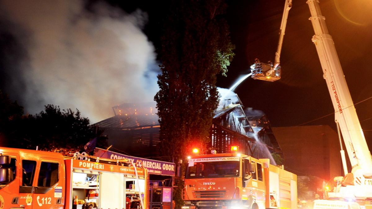 Un incendiu violent a distrus un depozit de mobilă din Braşov