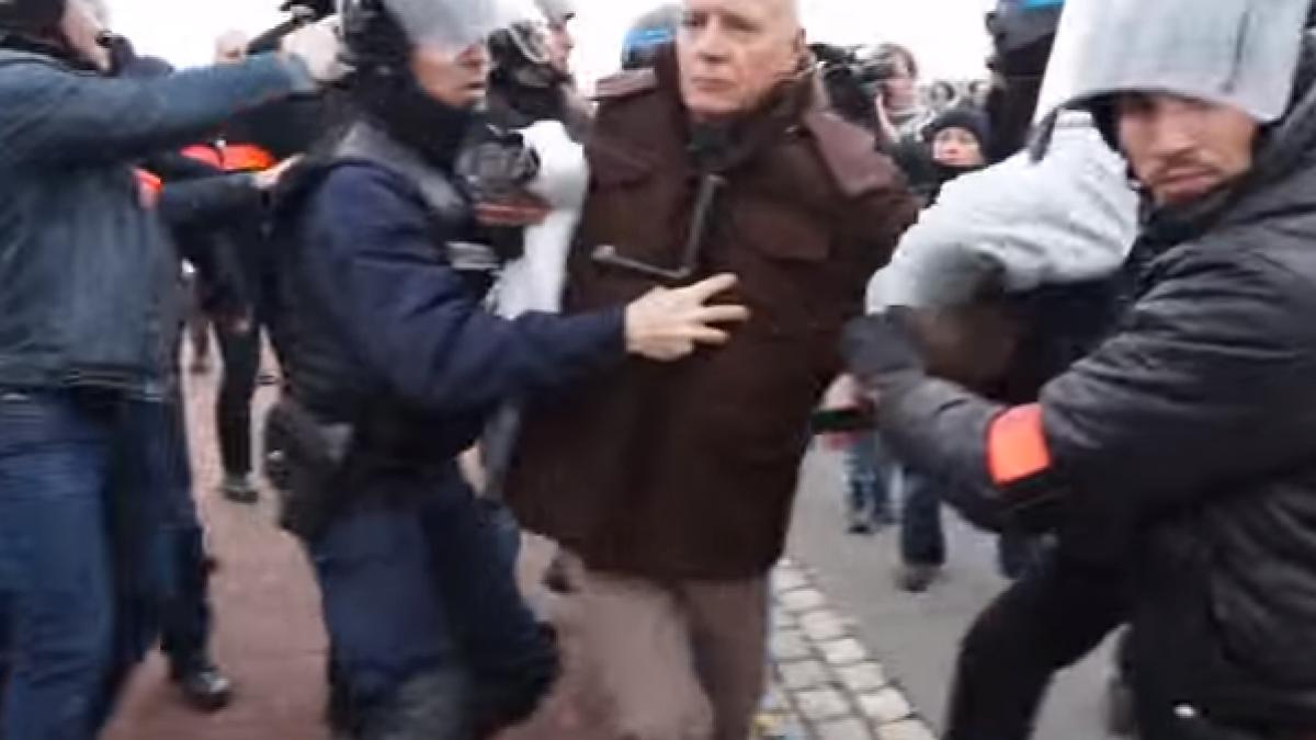 video fostul sef al legiunii straine retinut in timpul demonstratiei organizata de pegida la calais