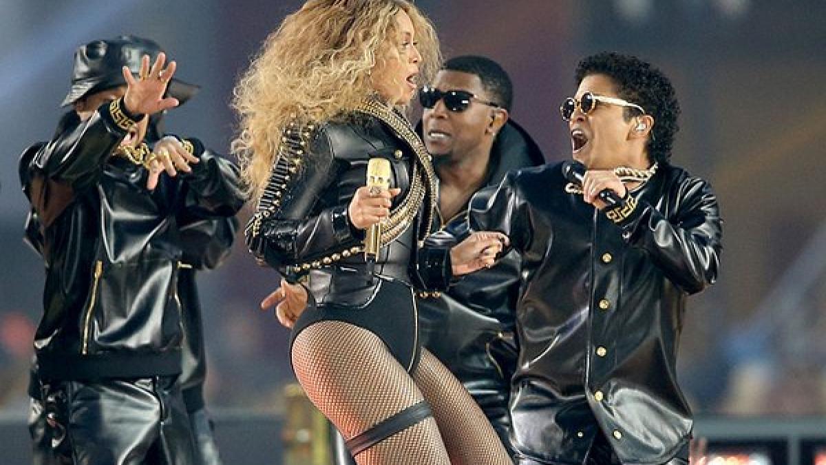 super bowl coldplay beyonce si bruno mars au facut spectacol in pauza meciului de fotbal american