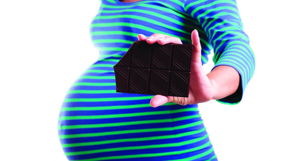 Ciocolata e recomandată pentru gravide. Consumul zilnic ar putea ajuta dezvoltarea intrauterina a fătului