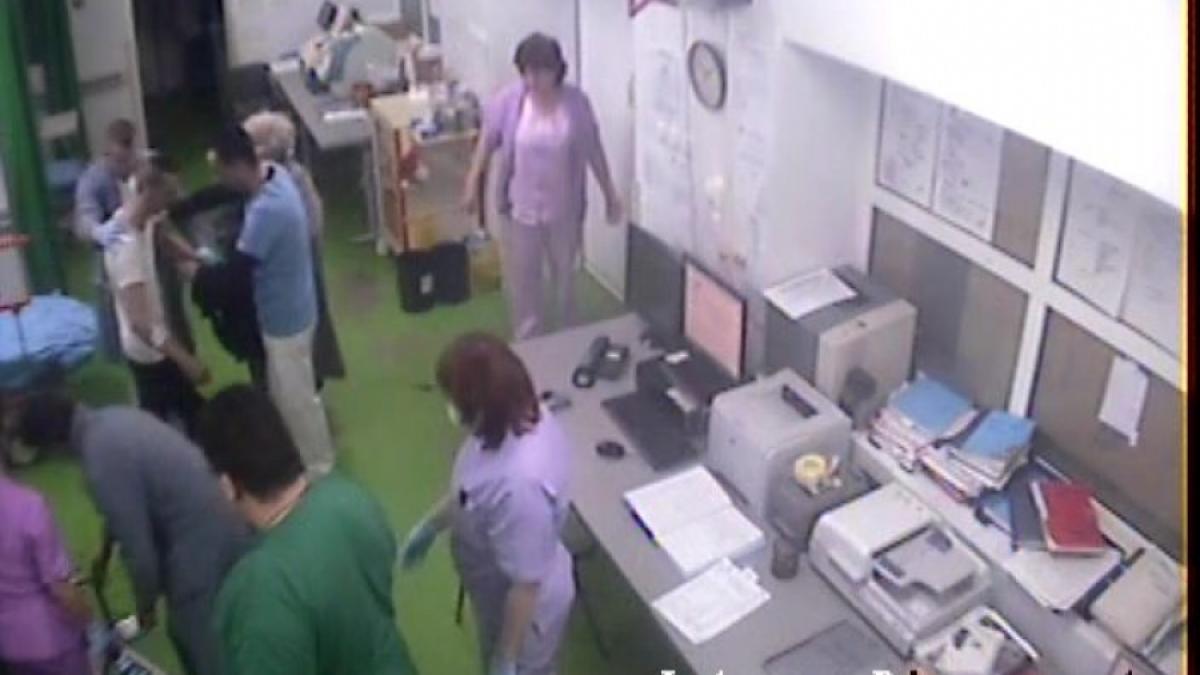 video un tanar drogat a lovit medicii si asistentele din spitalul judetean galati